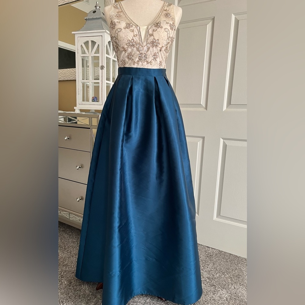 Gorgeous emerald blue sparkly prom dress! Only danced in once! Size S / 2